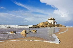mooi strand ponta-de-miramar-porto- costa verde vakantie portugal 002