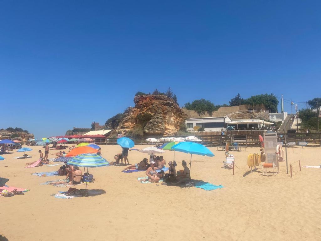 familiestrand-praia-grande-ferragudo-algarve-portugal