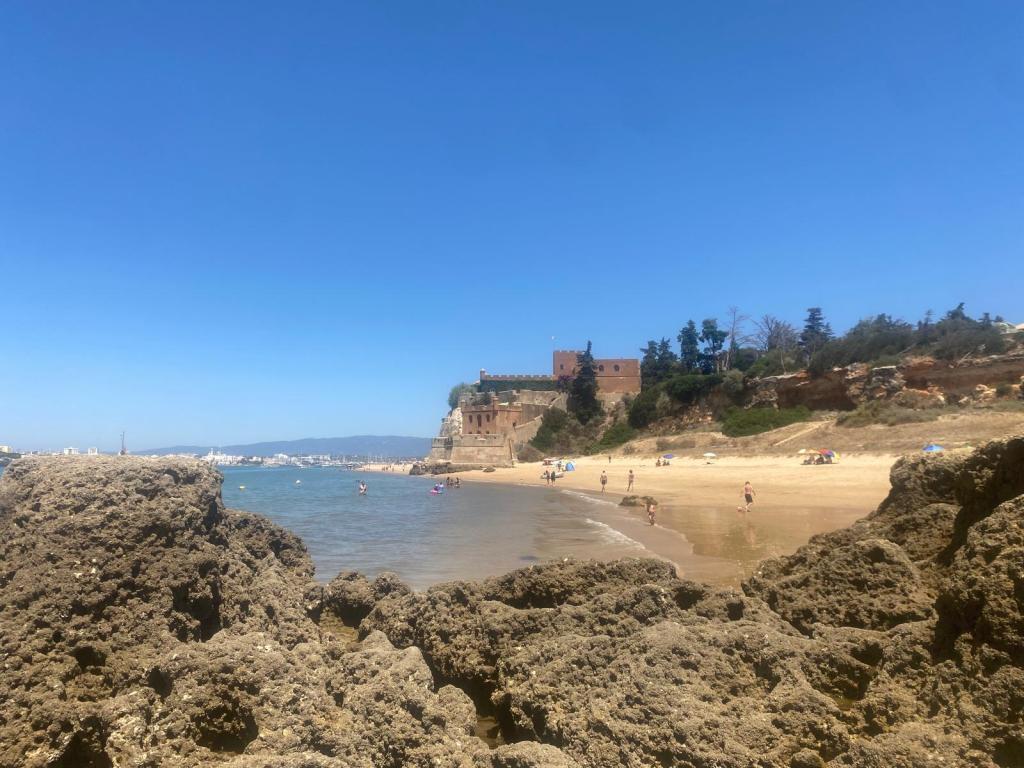 familiestrand-praia-grande-ferragudo-algarve-portugal