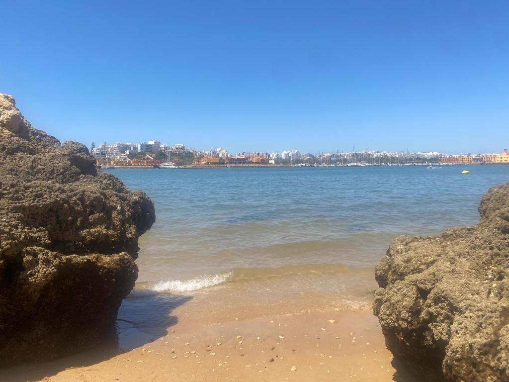 familiestrand-praia-grande-ferragudo-algarve-portugal